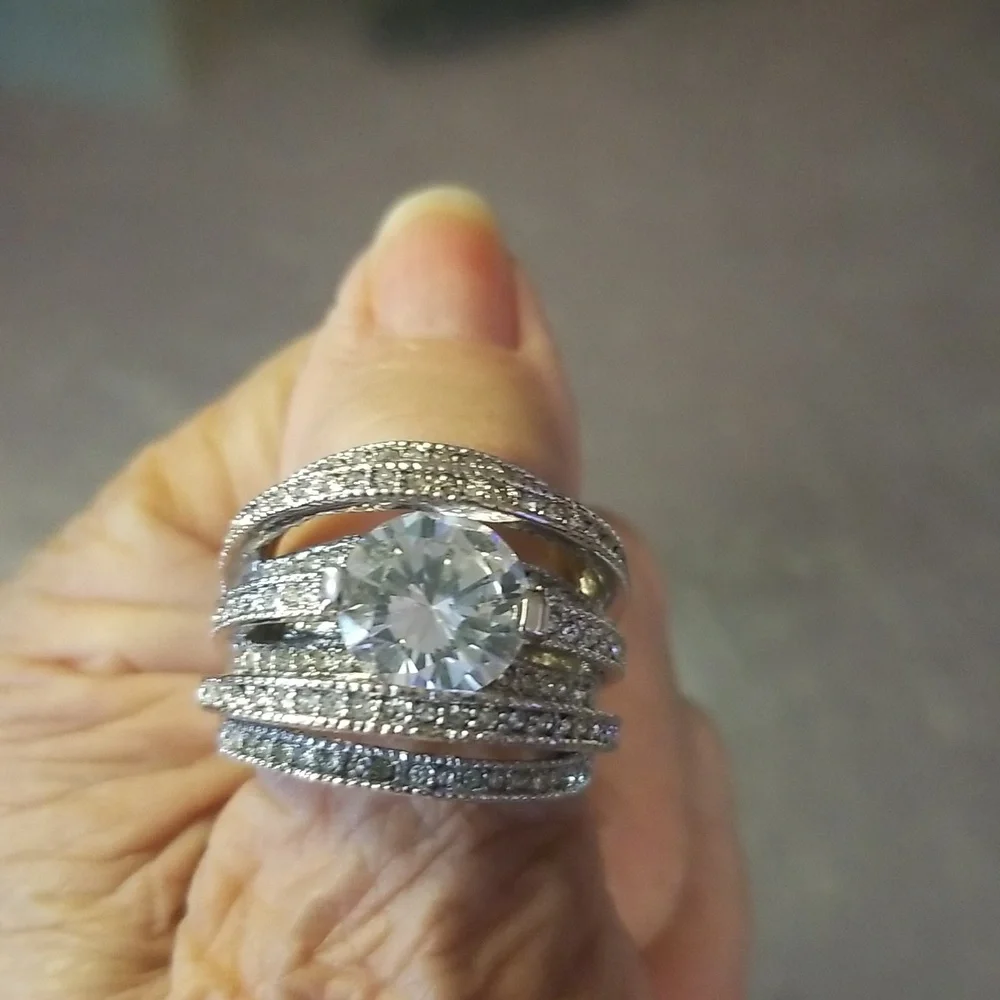 Sz 9.75/10 ladies Very Blingy dinner ring. NOT HALLMARKED. EUC. CZ & Silvertone